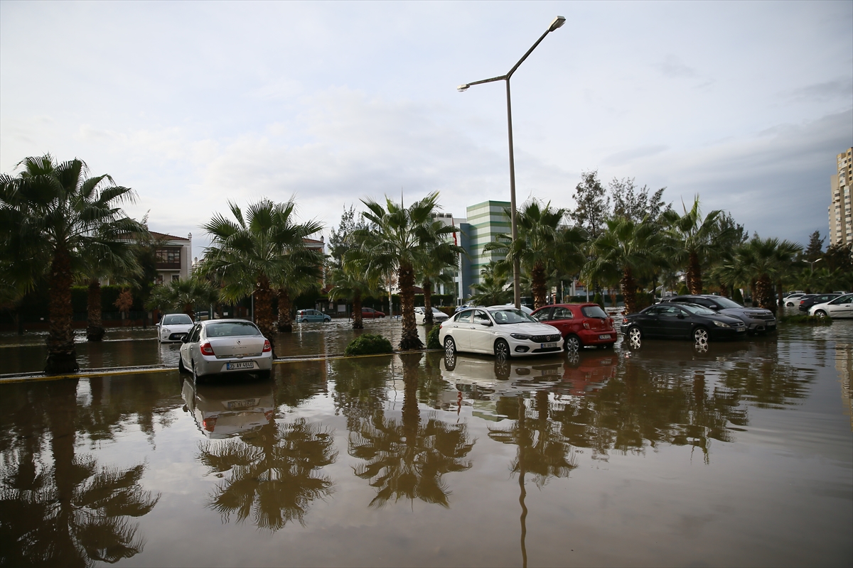 Mavişehir'de denizin taşması sonucu araçlar su altında kaldı