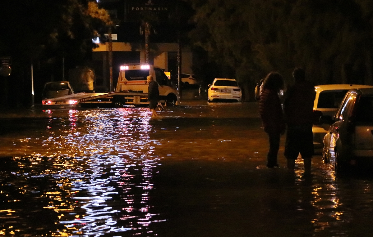 Mavişehir'de denizin taşması sonucu araçlar su altında kaldı