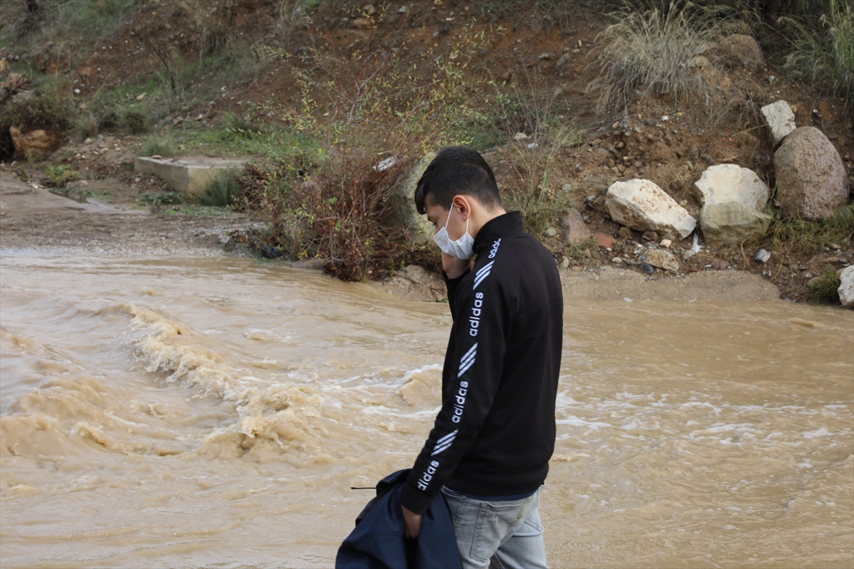 Menderes'te sel felaketi: İki kişi hayatını kaybetti