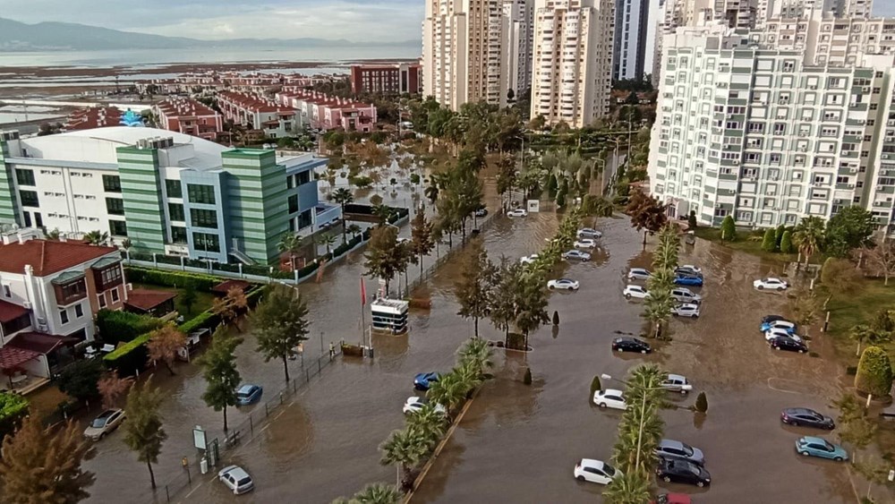 Mavişehir'de denizin taşması sonucu araçlar su altında kaldı