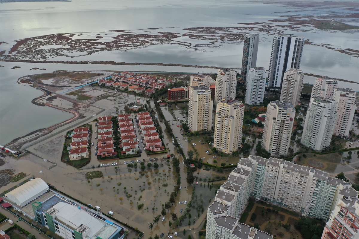 Mavişehir'de denizin taşması sonucu araçlar su altında kaldı