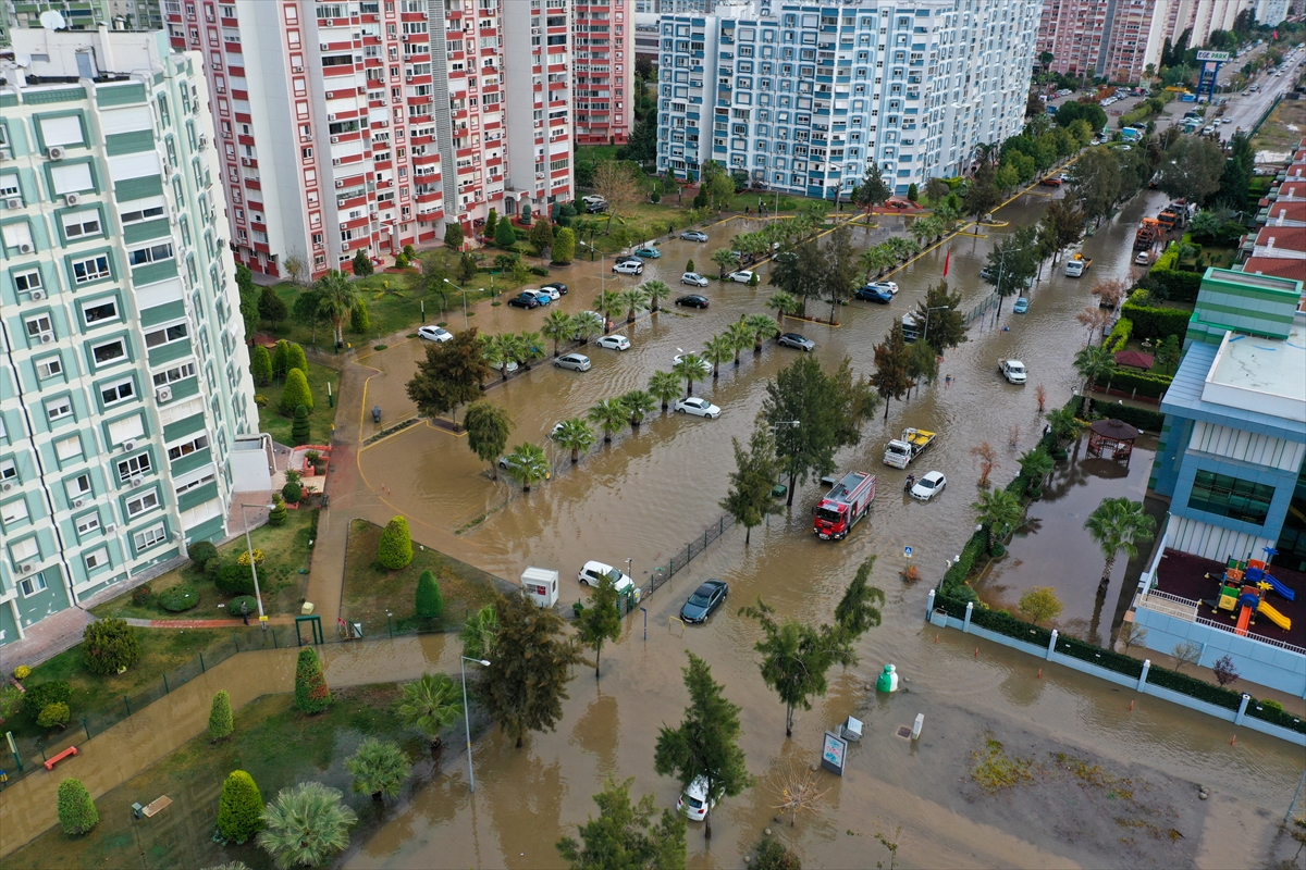 Mavişehir'de denizin taşması sonucu araçlar su altında kaldı