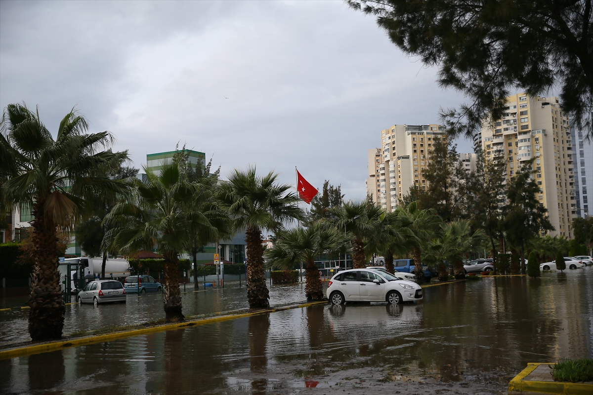 Mavişehir'de denizin taşması sonucu araçlar su altında kaldı