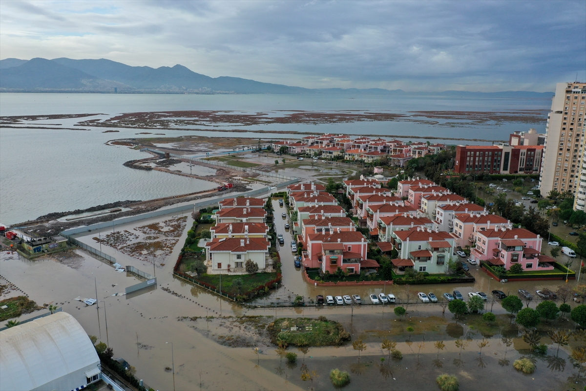 Mavişehir'de denizin taşması sonucu araçlar su altında kaldı