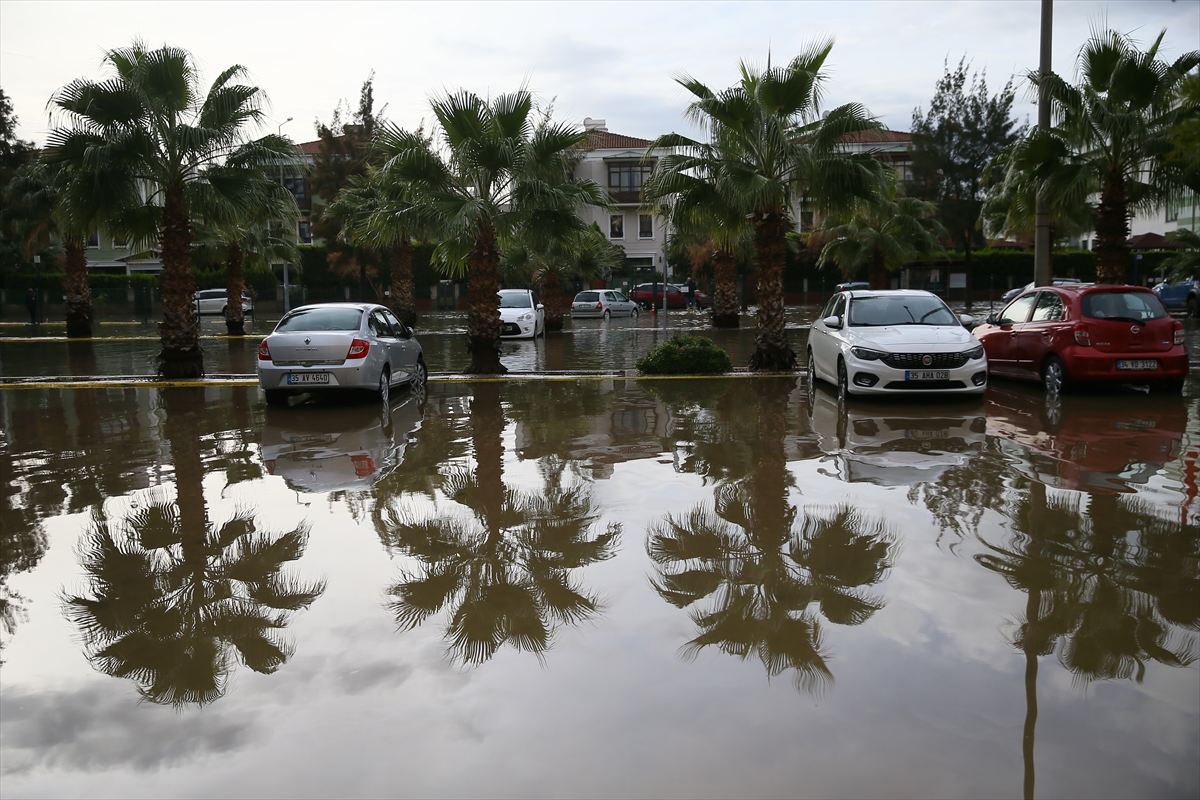 Mavişehir'de denizin taşması sonucu araçlar su altında kaldı