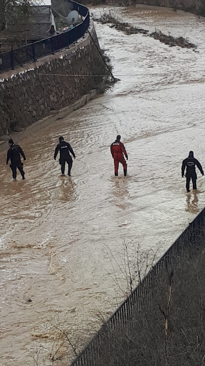 Menderes'te sel felaketi: İki kişi hayatını kaybetti