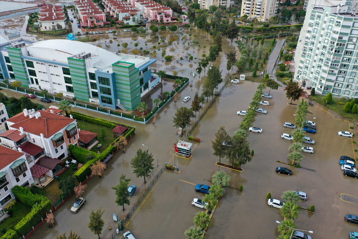 Mavişehir'de denizin taşması sonucu araçlar su altında kaldı