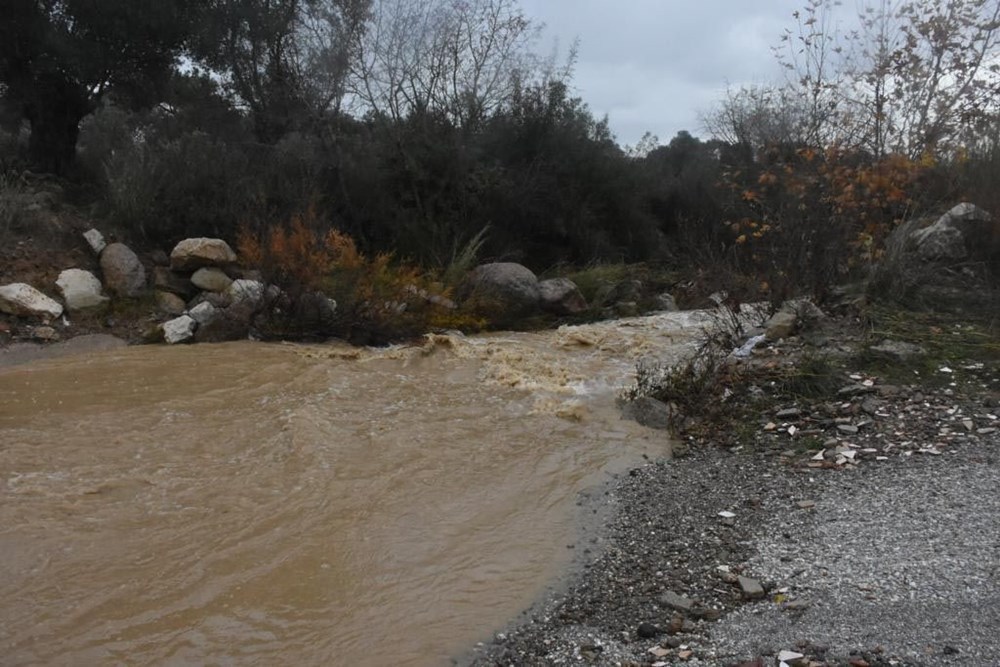 Menderes'te sel felaketi: İki kişi hayatını kaybetti