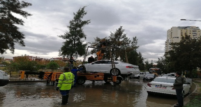 Mavişehir'de denizin taşması sonucu araçlar su altında kaldı