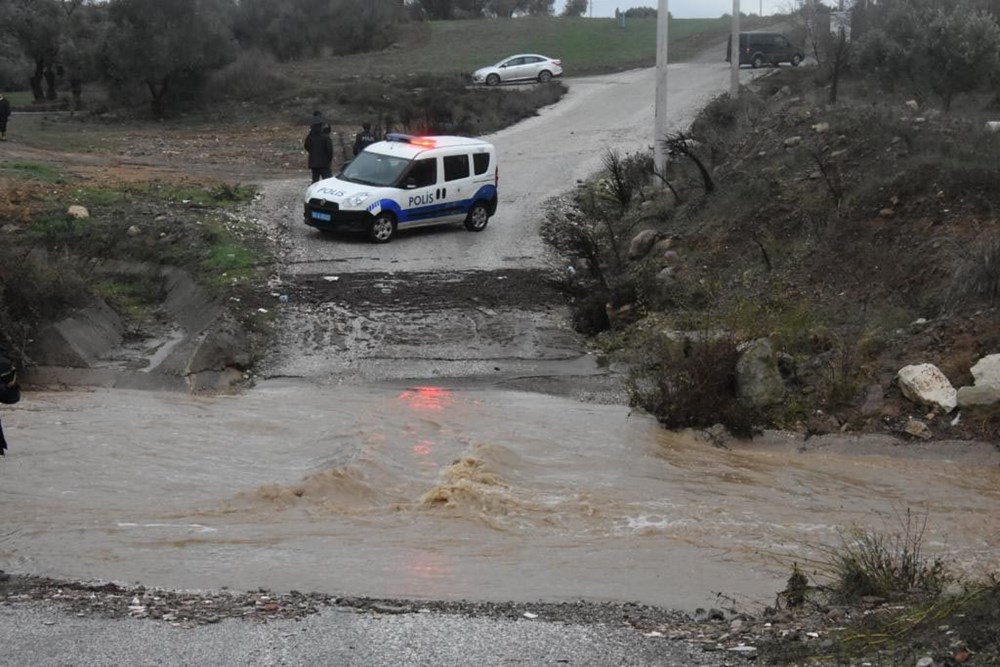 Menderes'te sel felaketi: İki kişi hayatını kaybetti