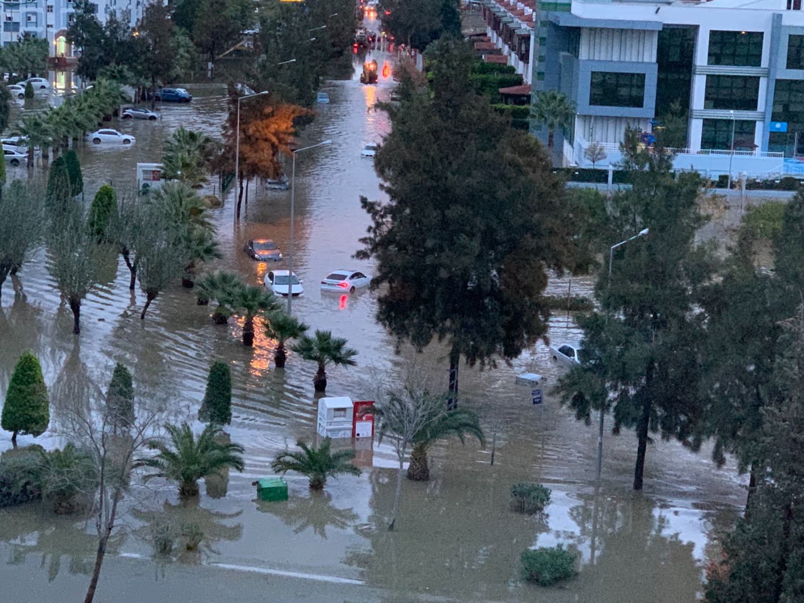 Mavişehir'de denizin taşması sonucu araçlar su altında kaldı