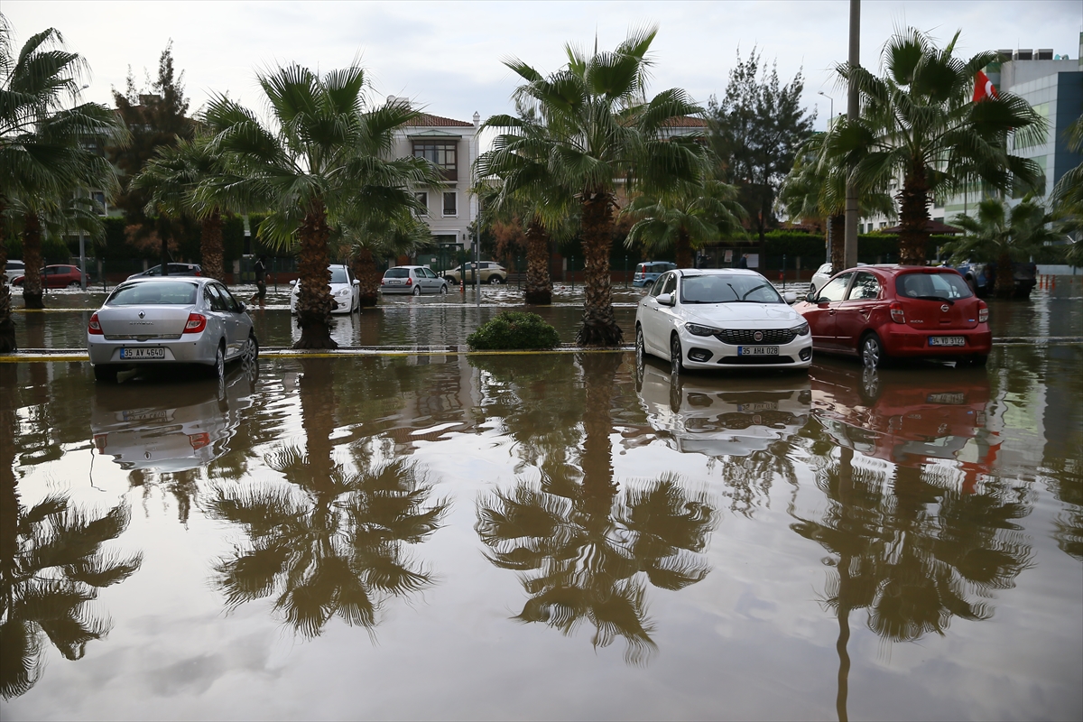 Mavişehir'de denizin taşması sonucu araçlar su altında kaldı