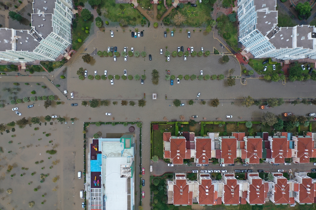 Mavişehir'de denizin taşması sonucu araçlar su altında kaldı