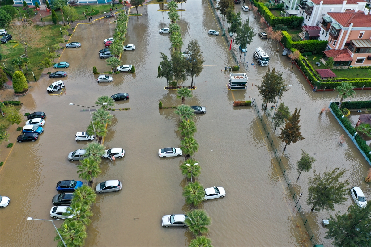 Mavişehir'de denizin taşması sonucu araçlar su altında kaldı