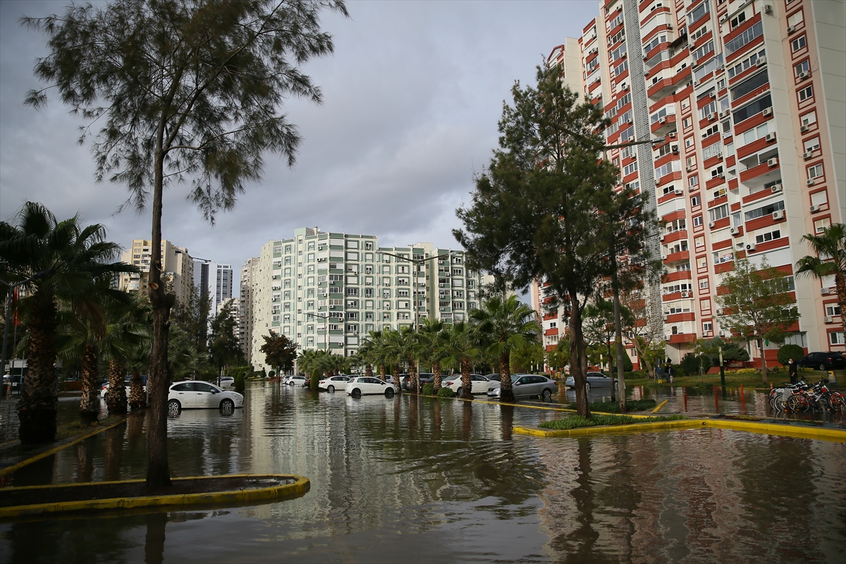 Mavişehir'de denizin taşması sonucu araçlar su altında kaldı