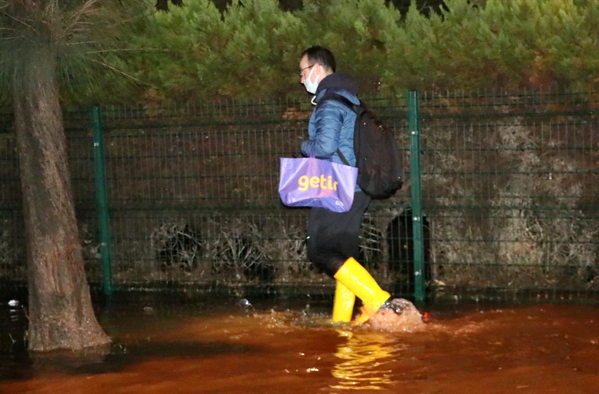 Mavişehir'de denizin taşması sonucu araçlar su altında kaldı