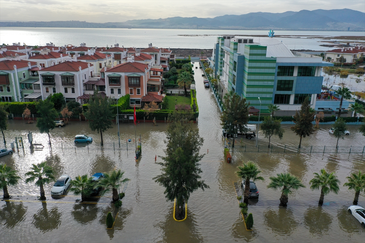 Mavişehir'de denizin taşması sonucu araçlar su altında kaldı