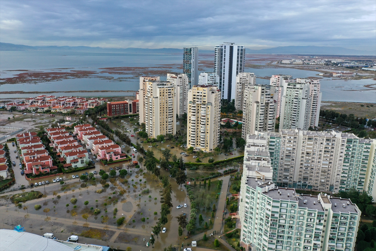 Mavişehir'de denizin taşması sonucu araçlar su altında kaldı