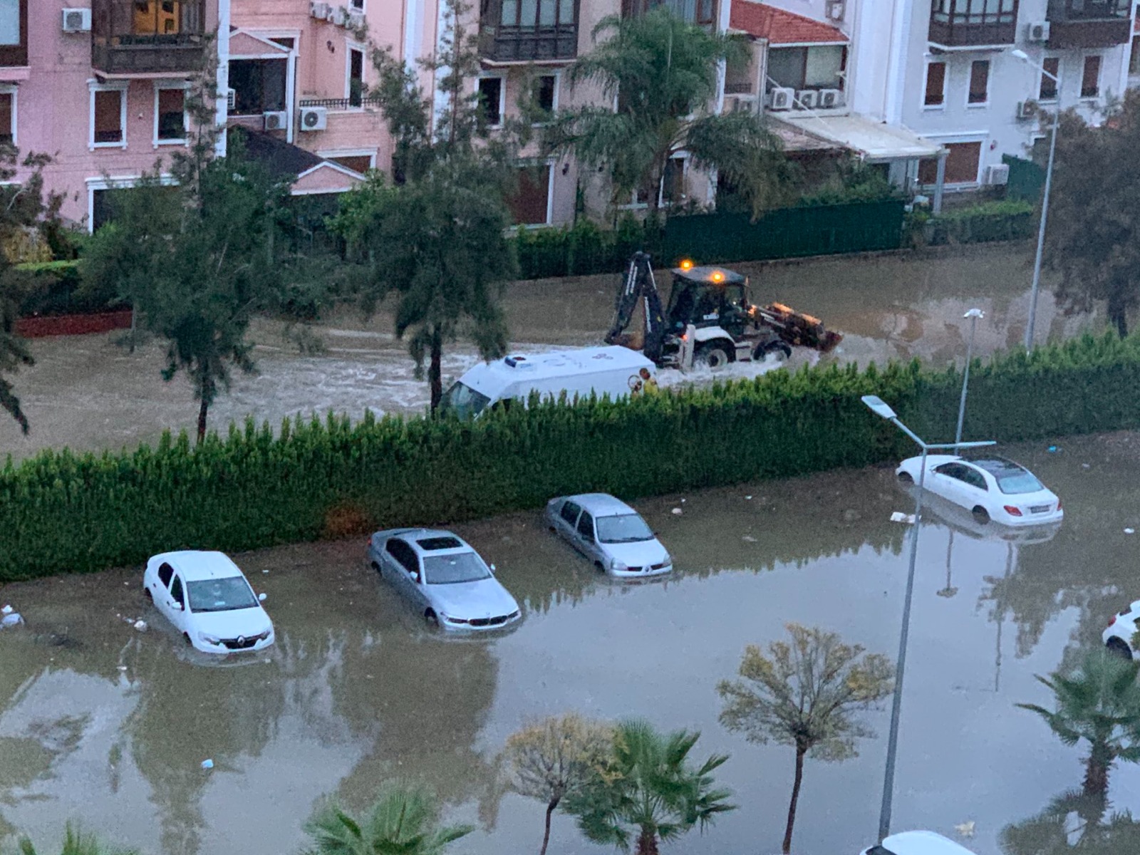 Mavişehir'de denizin taşması sonucu araçlar su altında kaldı