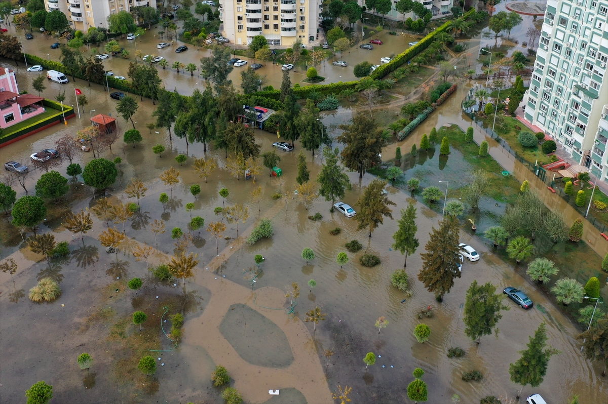 Mavişehir'de denizin taşması sonucu araçlar su altında kaldı