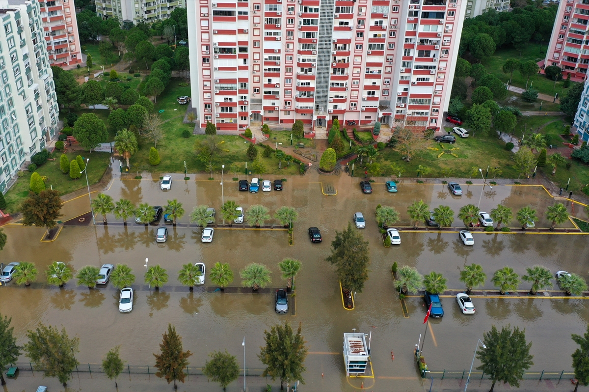 Mavişehir'de denizin taşması sonucu araçlar su altında kaldı