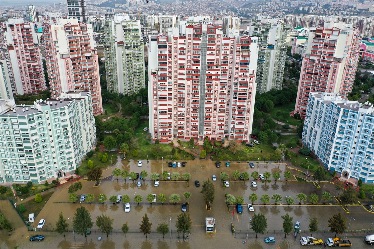 Mavişehir'de denizin taşması sonucu araçlar su altında kaldı