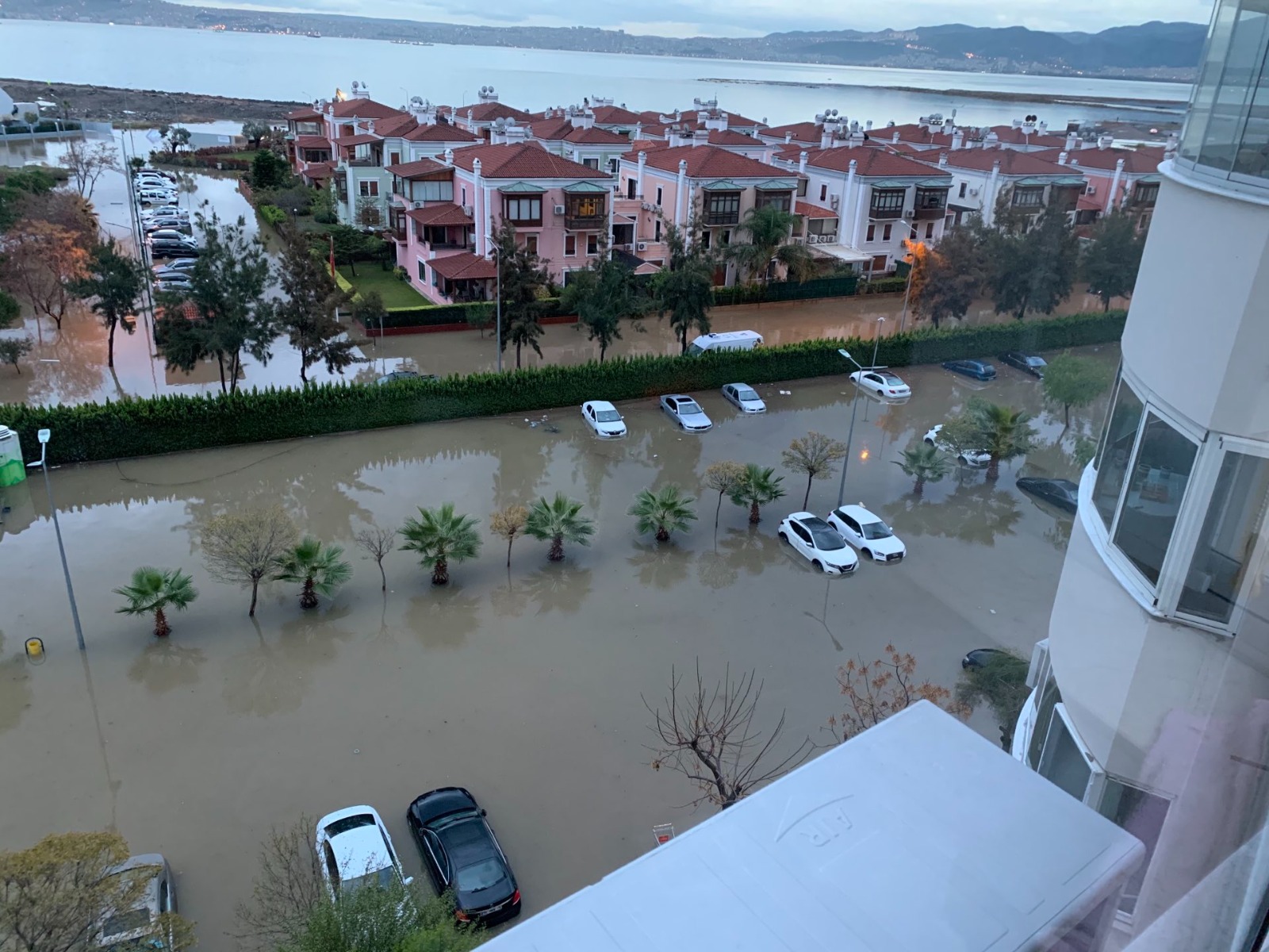 Mavişehir'de denizin taşması sonucu araçlar su altında kaldı