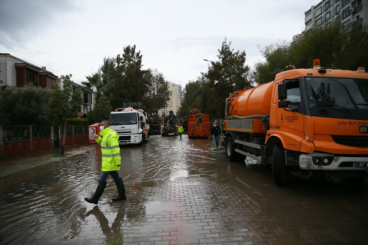 Mavişehir'de denizin taşması sonucu araçlar su altında kaldı