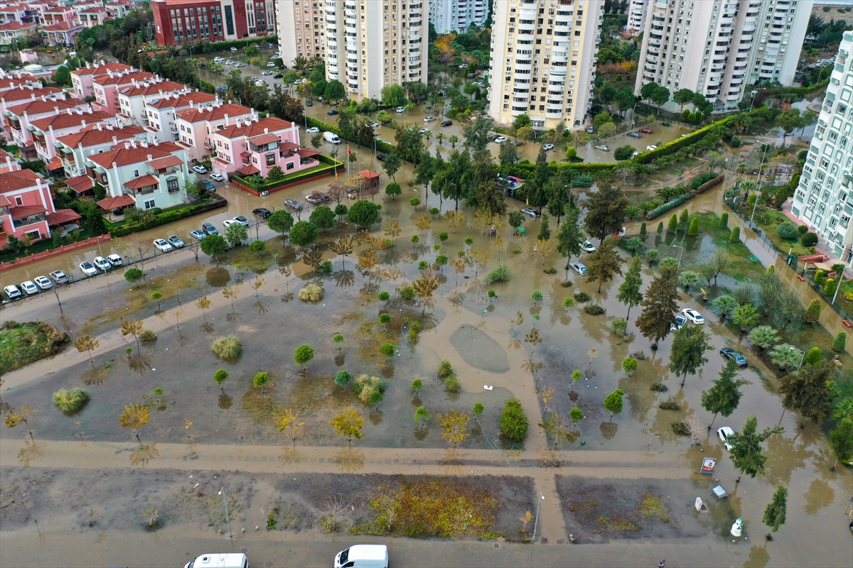 Mavişehir'de denizin taşması sonucu araçlar su altında kaldı