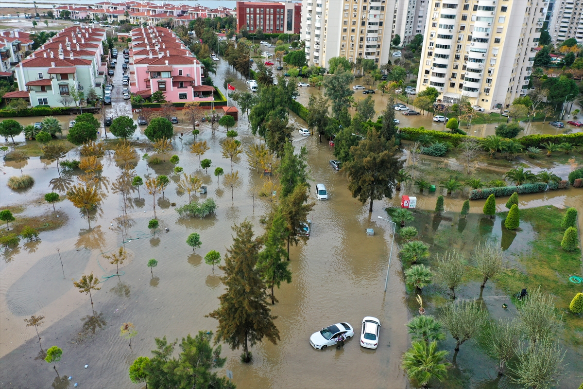 Mavişehir'de denizin taşması sonucu araçlar su altında kaldı