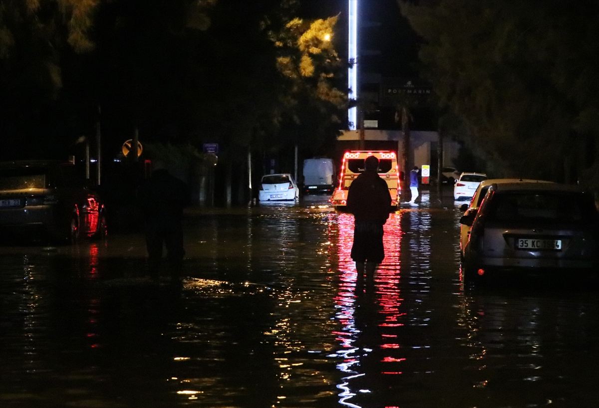 Mavişehir'de denizin taşması sonucu araçlar su altında kaldı