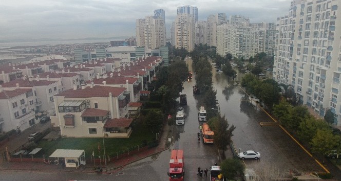 Mavişehir'de denizin taşması sonucu araçlar su altında kaldı