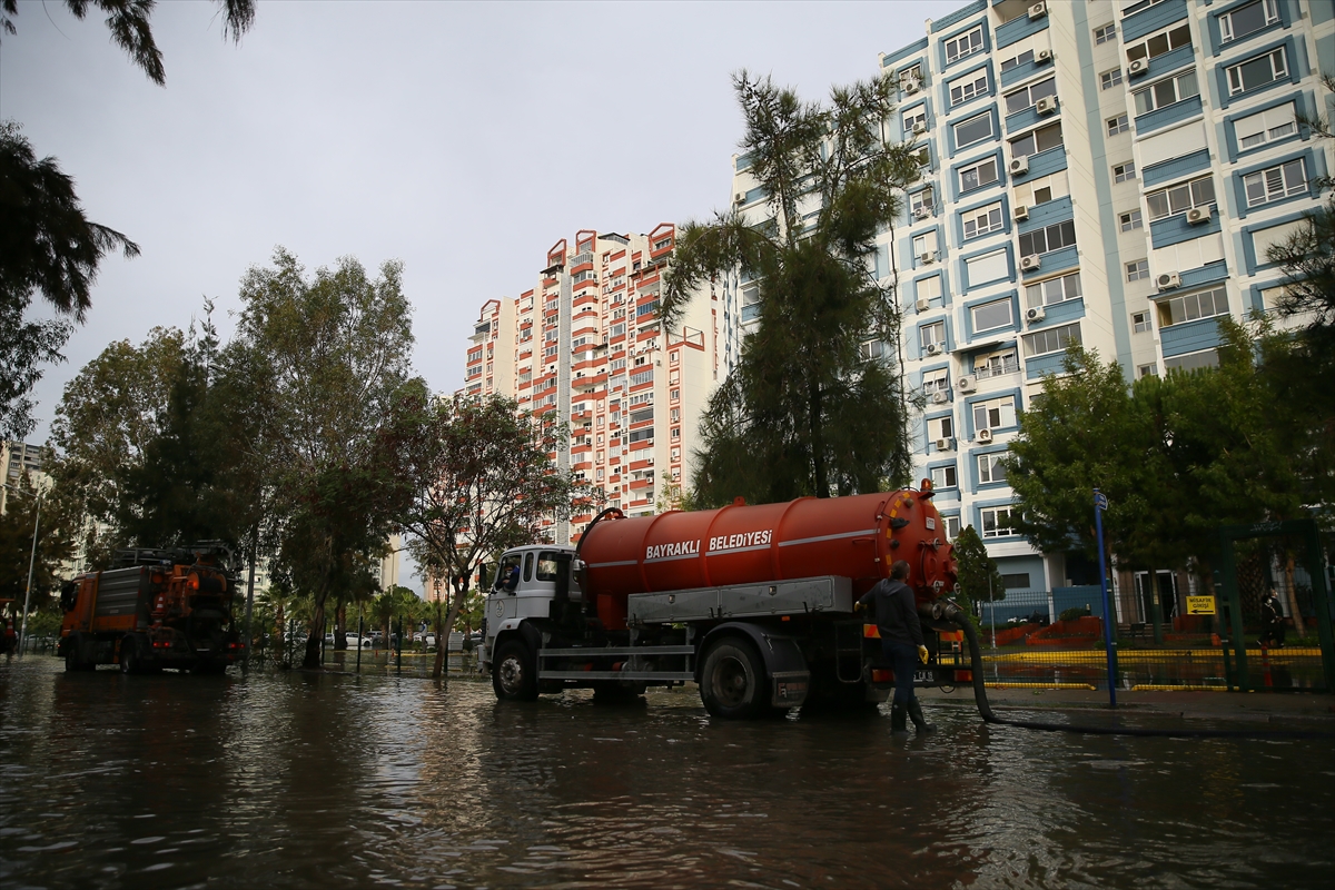 Mavişehir'de denizin taşması sonucu araçlar su altında kaldı