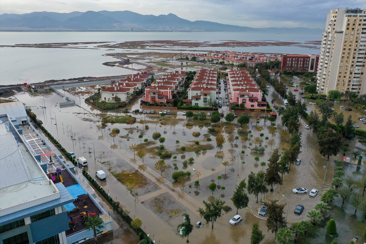 Mavişehir'de denizin taşması sonucu araçlar su altında kaldı