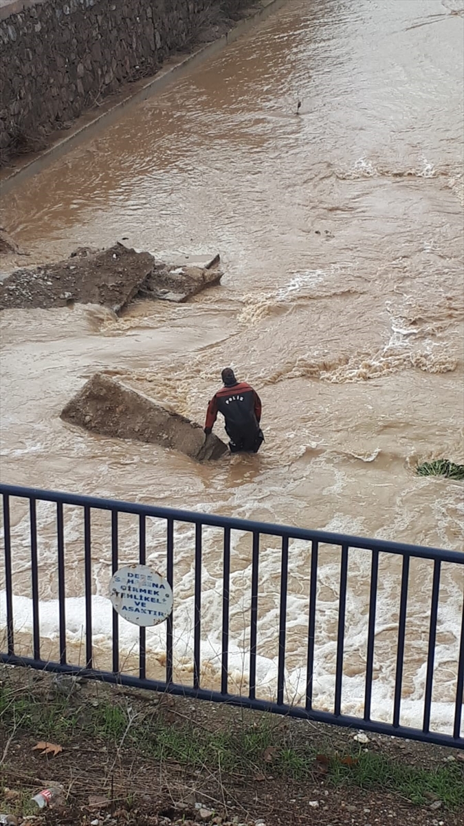 Menderes'te sel felaketi: İki kişi hayatını kaybetti