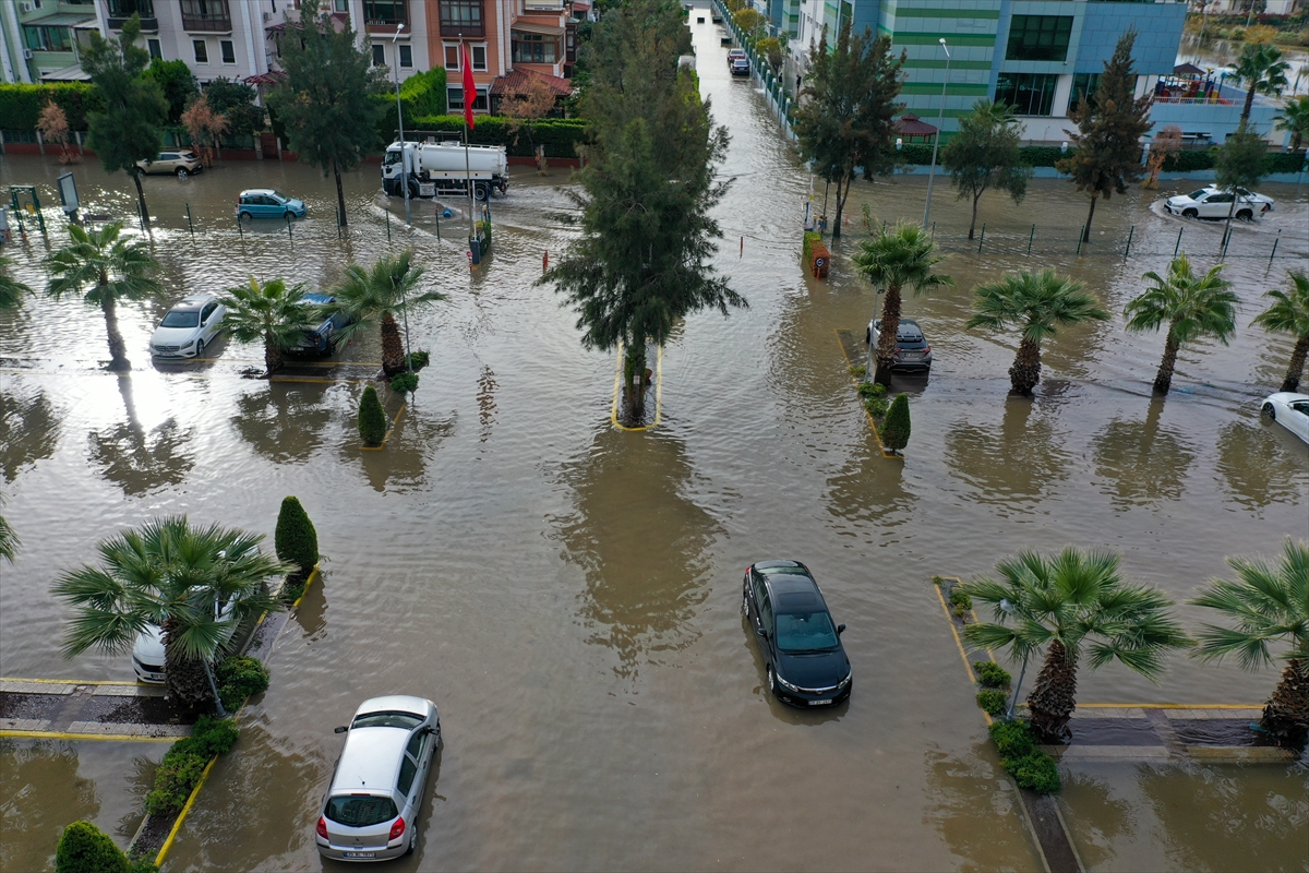 Mavişehir'de denizin taşması sonucu araçlar su altında kaldı