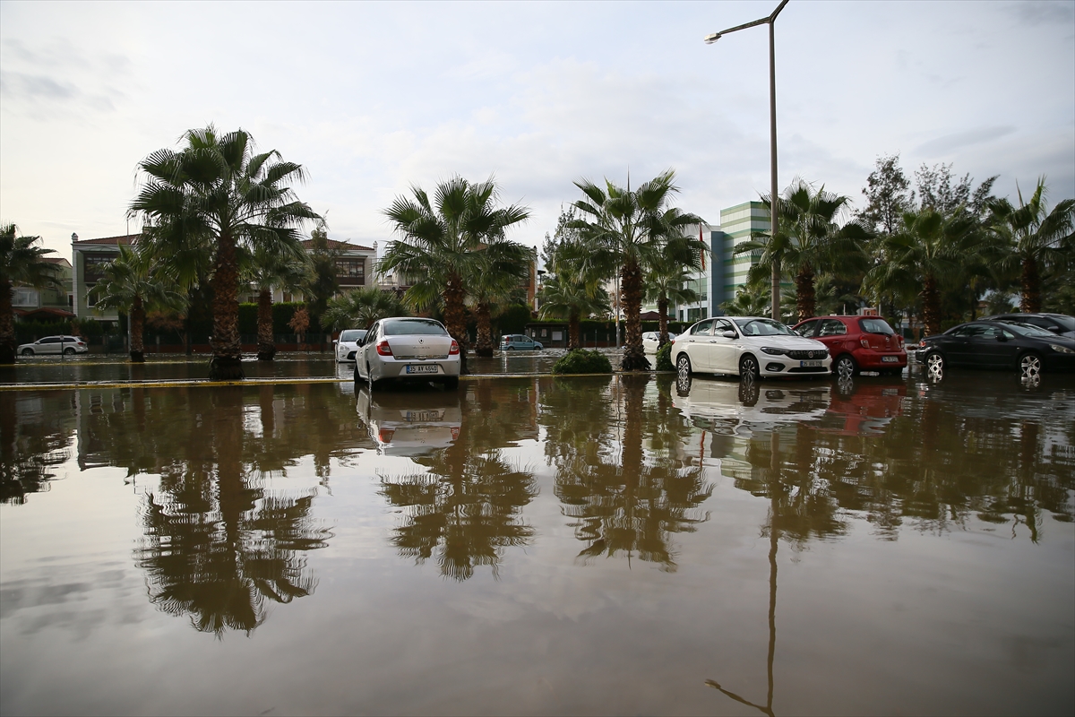 Mavişehir'de denizin taşması sonucu araçlar su altında kaldı