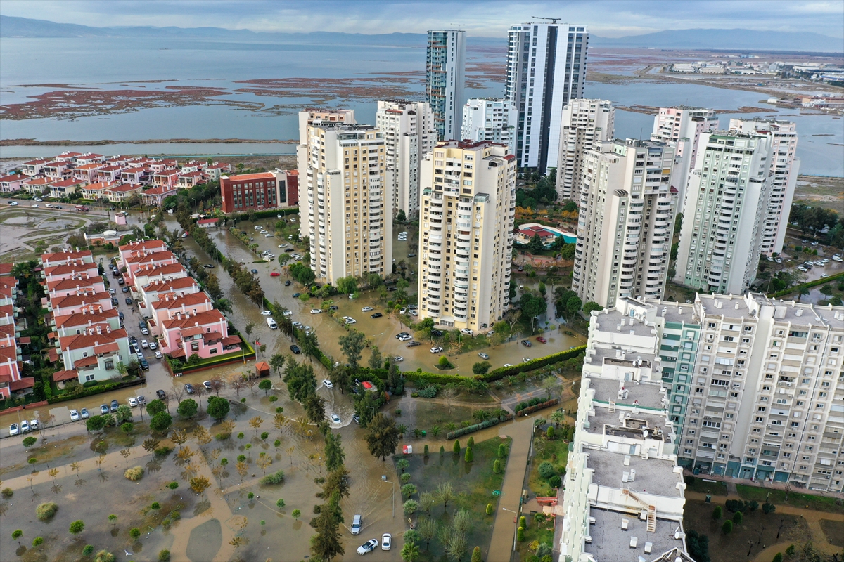 Mavişehir'de denizin taşması sonucu araçlar su altında kaldı