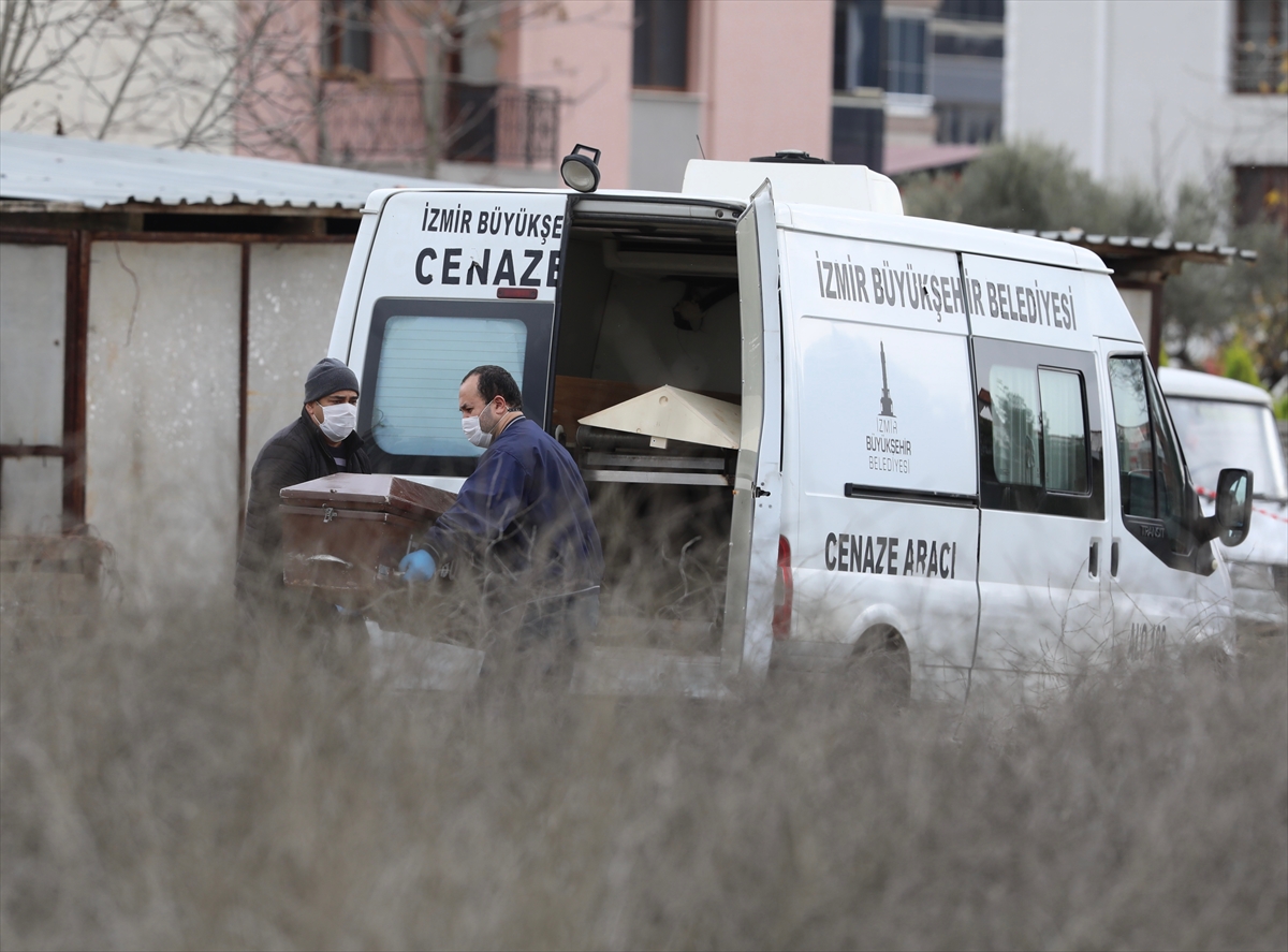 Menderes'te sel felaketi: İki kişi hayatını kaybetti