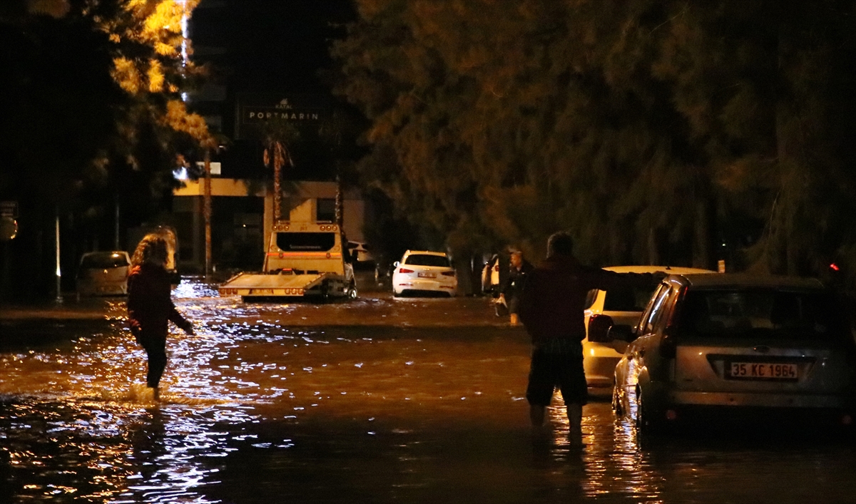 Mavişehir'de denizin taşması sonucu araçlar su altında kaldı