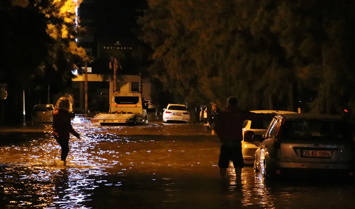 Mavişehir'de denizin taşması sonucu araçlar su altında kaldı