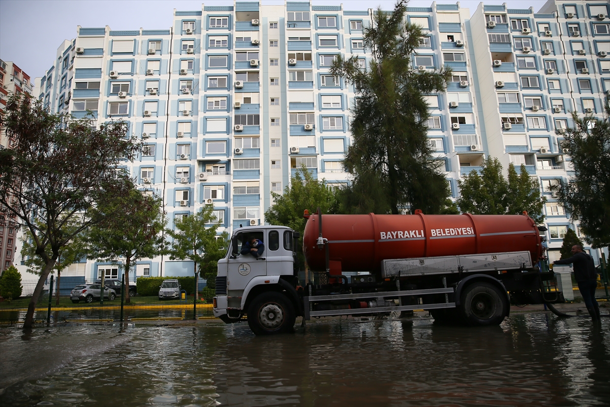 Mavişehir'de denizin taşması sonucu araçlar su altında kaldı