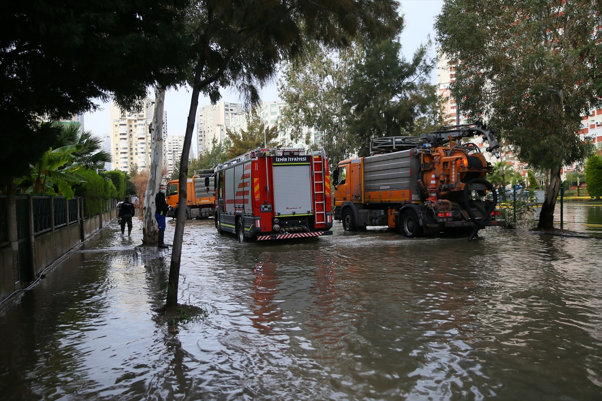 Mavişehir'de denizin taşması sonucu araçlar su altında kaldı