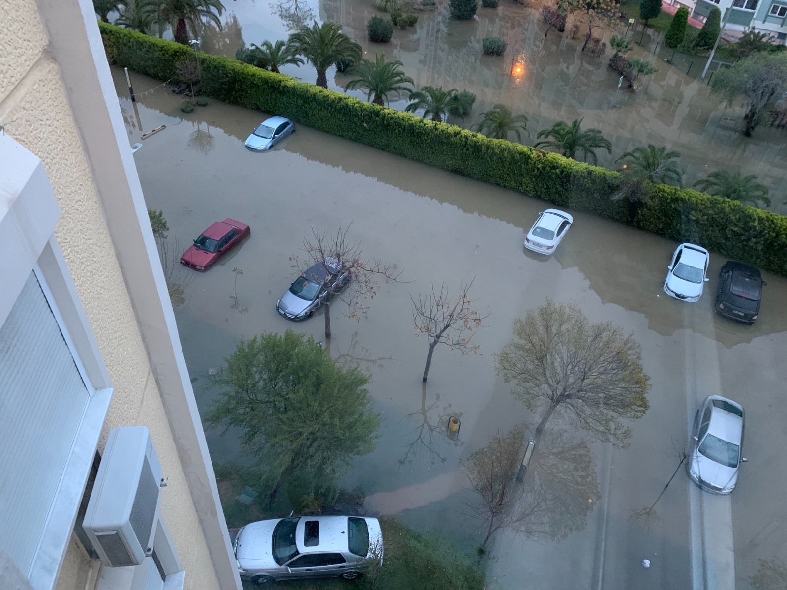 Mavişehir'de denizin taşması sonucu araçlar su altında kaldı