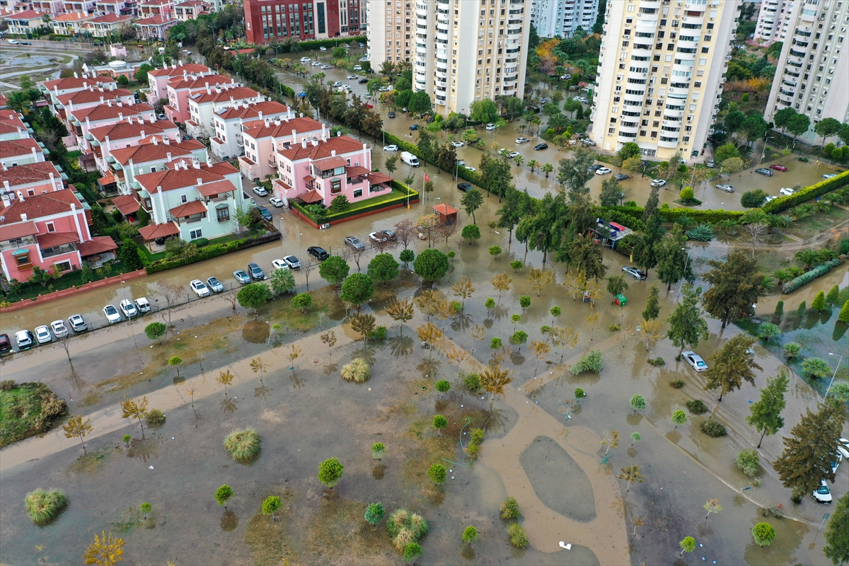 Mavişehir'de denizin taşması sonucu araçlar su altında kaldı