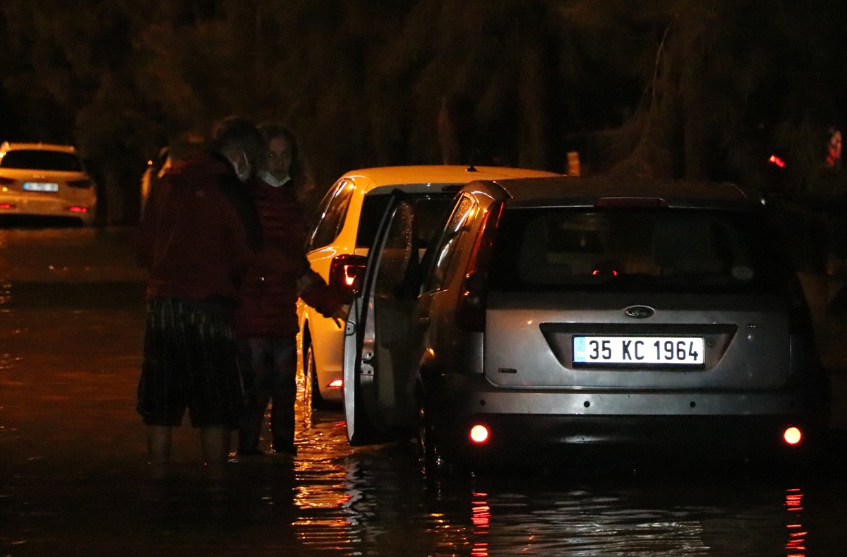 Mavişehir'de denizin taşması sonucu araçlar su altında kaldı