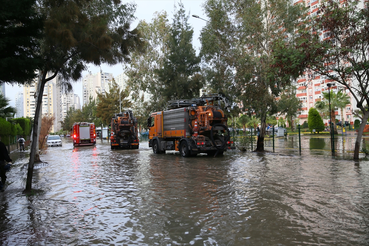 Mavişehir'de denizin taşması sonucu araçlar su altında kaldı