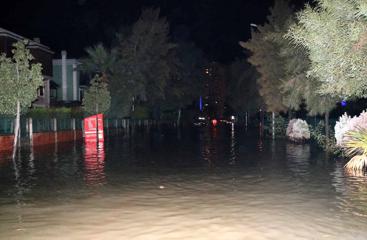 Mavişehir'de denizin taşması sonucu araçlar su altında kaldı