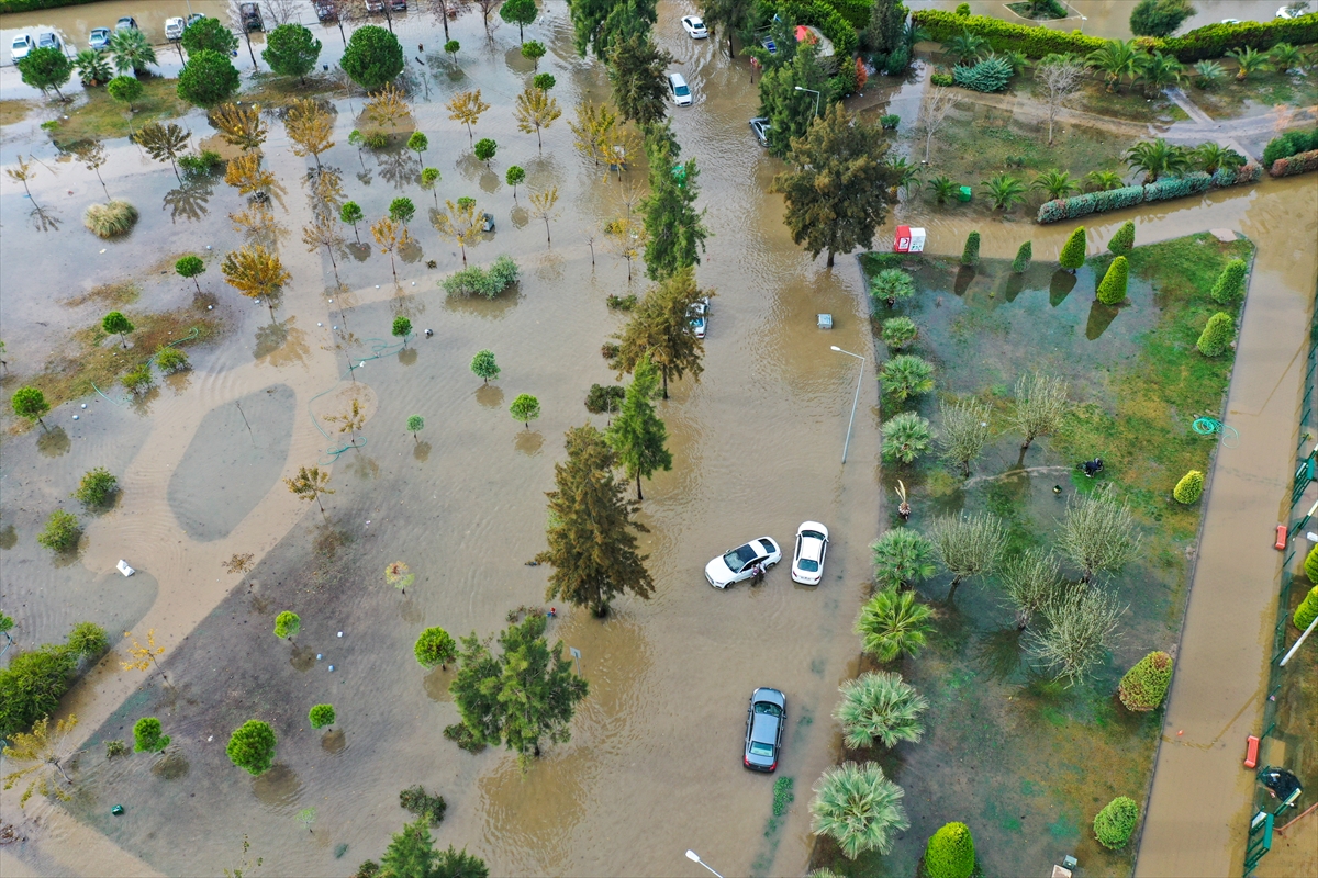 Mavişehir'de denizin taşması sonucu araçlar su altında kaldı