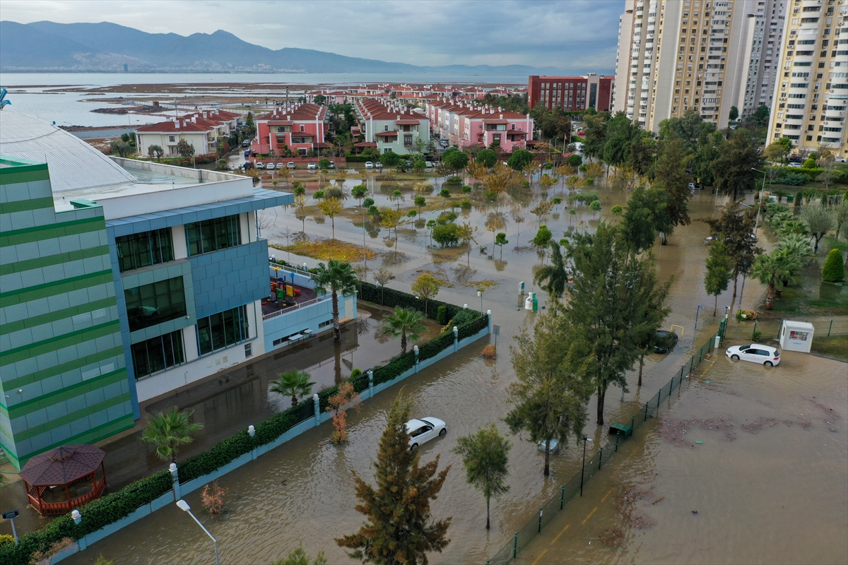 Mavişehir'de denizin taşması sonucu araçlar su altında kaldı